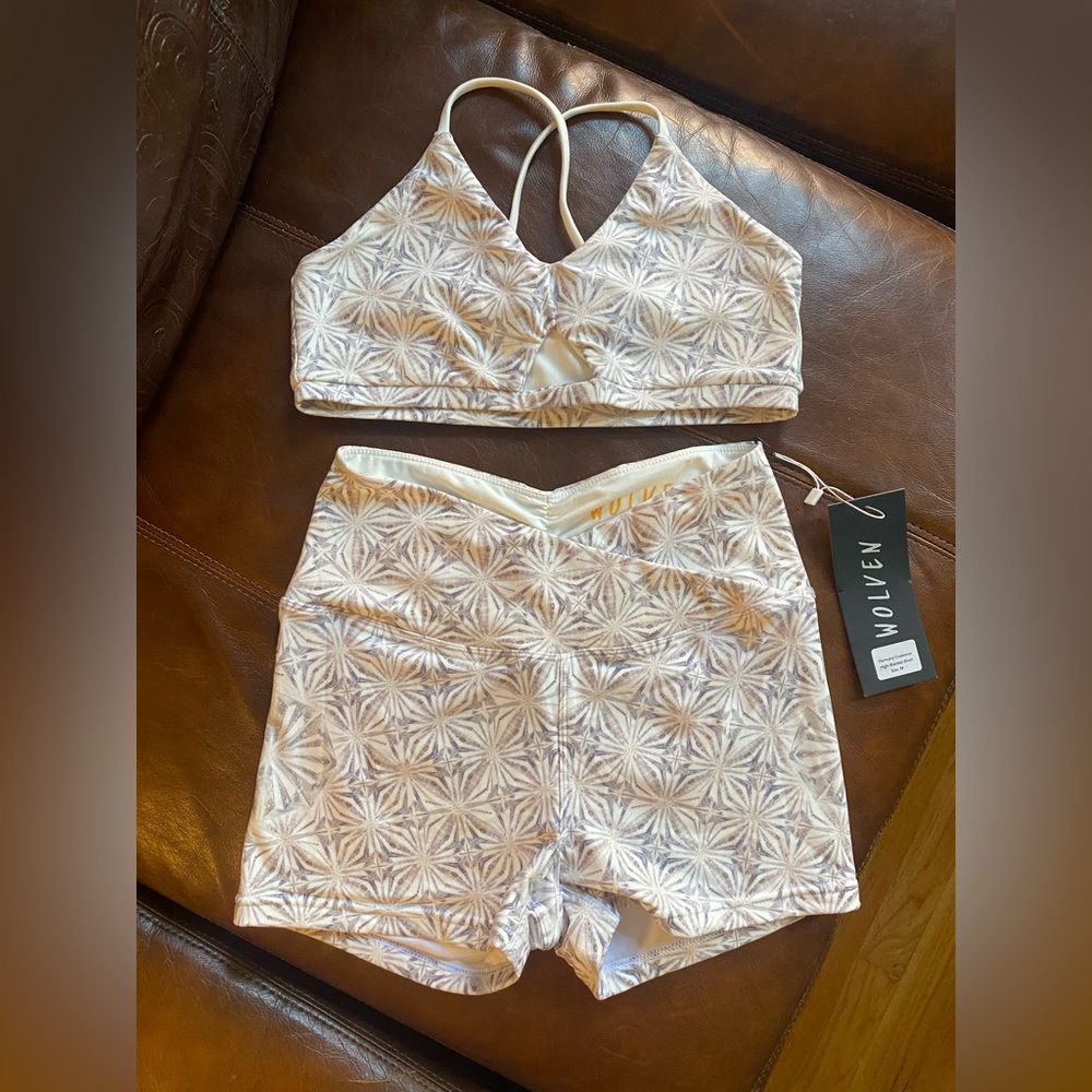 SET Wolven harmony crisscross bra + Crossover High-Waisted Short - SIZE M
